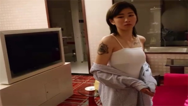 胖Tiger猎艳21岁高冷纹身女大学生！一镜到底全程露脸，床上→地板→沙发三连战，最后口爆射满嘴，淫语对白超浪，4K超清画质